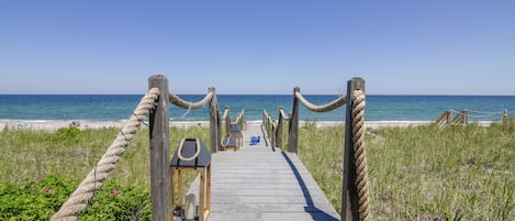 Sulla spiaggia, lettini da mare, teli da spiaggia