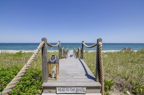 Plage, chaises longues, serviettes de plage