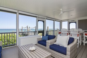 TV connectée, cheminée, livres, chaîne hi-fi