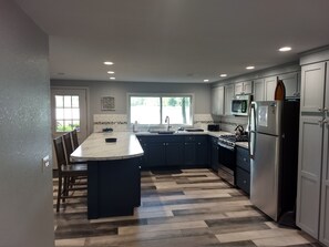 Jääkaappi, mikroaaltouuni, uuni, liesi