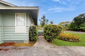 Property grounds - Ideally Located Princeville home w/ large lanai, yard, & views (Princeville)