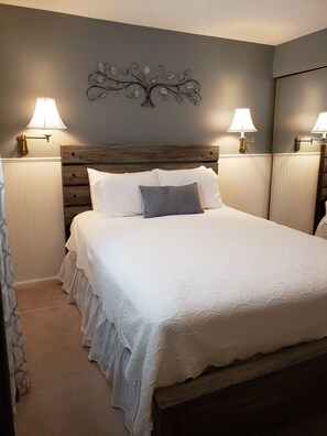 4 habitaciones, escritorio y tabla de planchar con plancha 