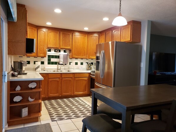 Refrigerador, microondas, horno y parrilla de estufa 