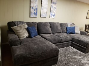 Smart TV, chimenea, reproductor de DVD y libros 