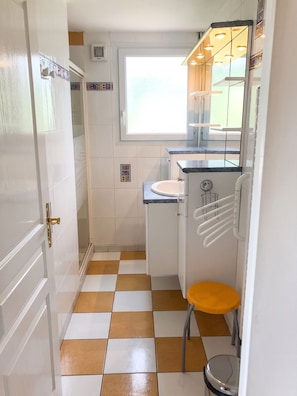 Shower, towels