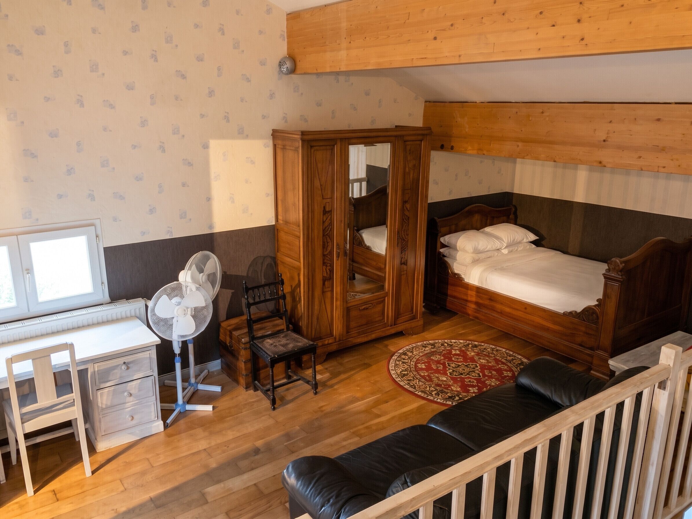 3 bedrooms, desk, iron/ironing board, travel crib