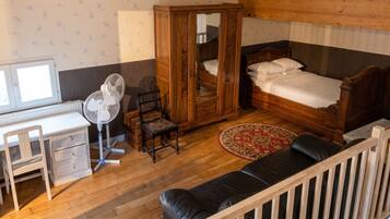 3 bedrooms, desk, iron/ironing board, travel crib