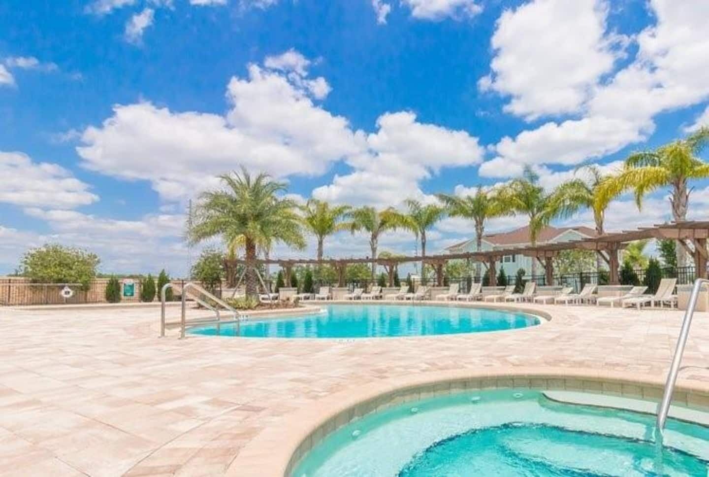 حمّام سباحة مُدفَّأ