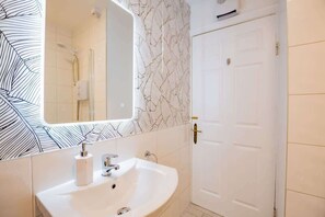 Bathtub, hair dryer, towels, soap - Tropical Vibes in the City of Tribes - 2 bedroom (Galway City)
