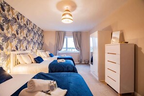 2 bedrooms, iron/ironing board, travel cot, WiFi - Tropical Vibes in the City of Tribes - 2 bedroom (Galway City)