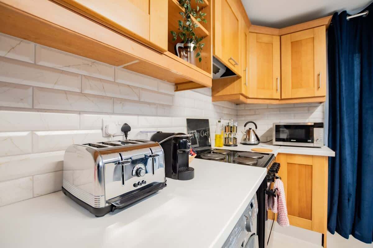 Køleskab, mikrobølgeovn, ovn, kogeplade