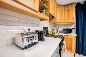 Jääkaappi, mikroaaltouuni, uuni, liesi