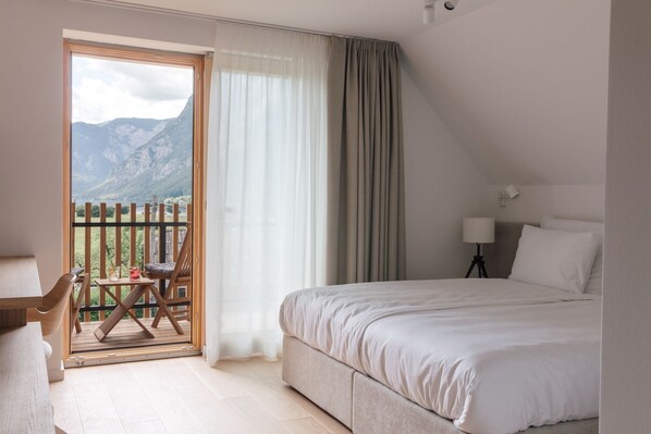 Premium bedding, in-room safe, individually decorated