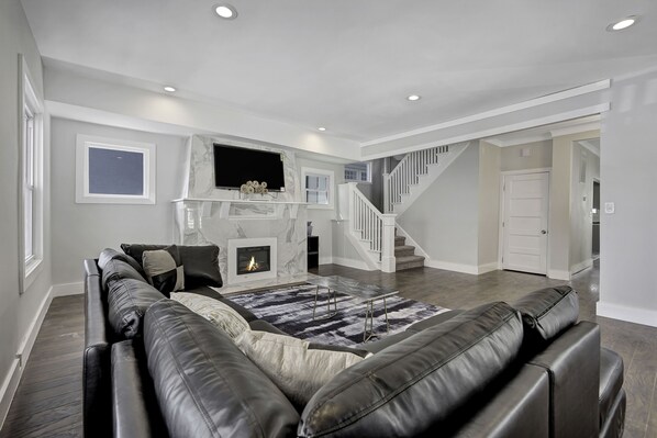 Smart TV, fireplace - LOCATION,PRACTICALITY AND COMFORT MEET! BEACH BLOCK! BRING YOUR EXTENDED FAMILY! (Atlantic City)