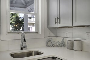 Interior - LOCATION,PRACTICALITY AND COMFORT MEET! BEACH BLOCK! BRING YOUR EXTENDED FAMILY! (Atlantic City)