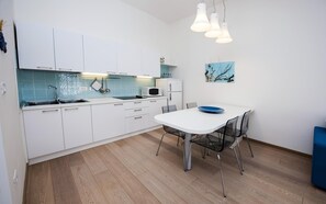 ثلاجة، ميكروويف، موقد طهي مسطح، مستلزمات طهي/أطباق/أوعية