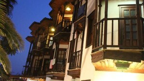 A traditional building with multiple balconies and wooden railings. - Orkide Apart Hotel (Ula)
