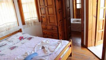 Elite-Apartment, 2 Schlafzimmer | Individuell dekoriert, individuell eingerichtet, Schreibtisch