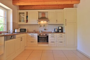 Køleskab, opvaskemaskine, kaffe-/temaskine, elkedel