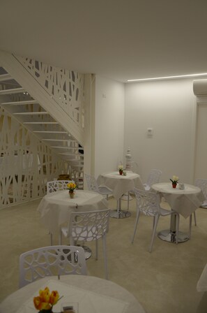Breakfast area - In & Out Matera (Matera)