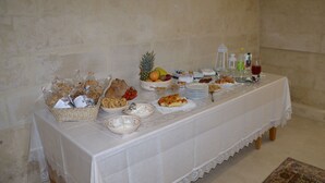 A buffet table with various food items and beverages. - In & Out Matera (Matera)