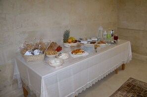 Breakfast buffet - In & Out Matera (Matera)