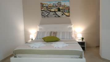 Deluxe tweepersoonskamer, 1 queensize bed, op benedenverdieping (Malve) | Hypoallergeen beddengoed, bedden met traagschuimmatras, een bureau