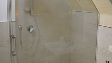 Deluxe Double or Twin Room, Tower (Caveoso) | Bathroom | Shower, hair dryer, slippers, bidet