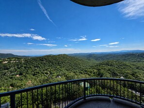 Ein Balkon mit Blick auf eine gebirgige Landschaft.