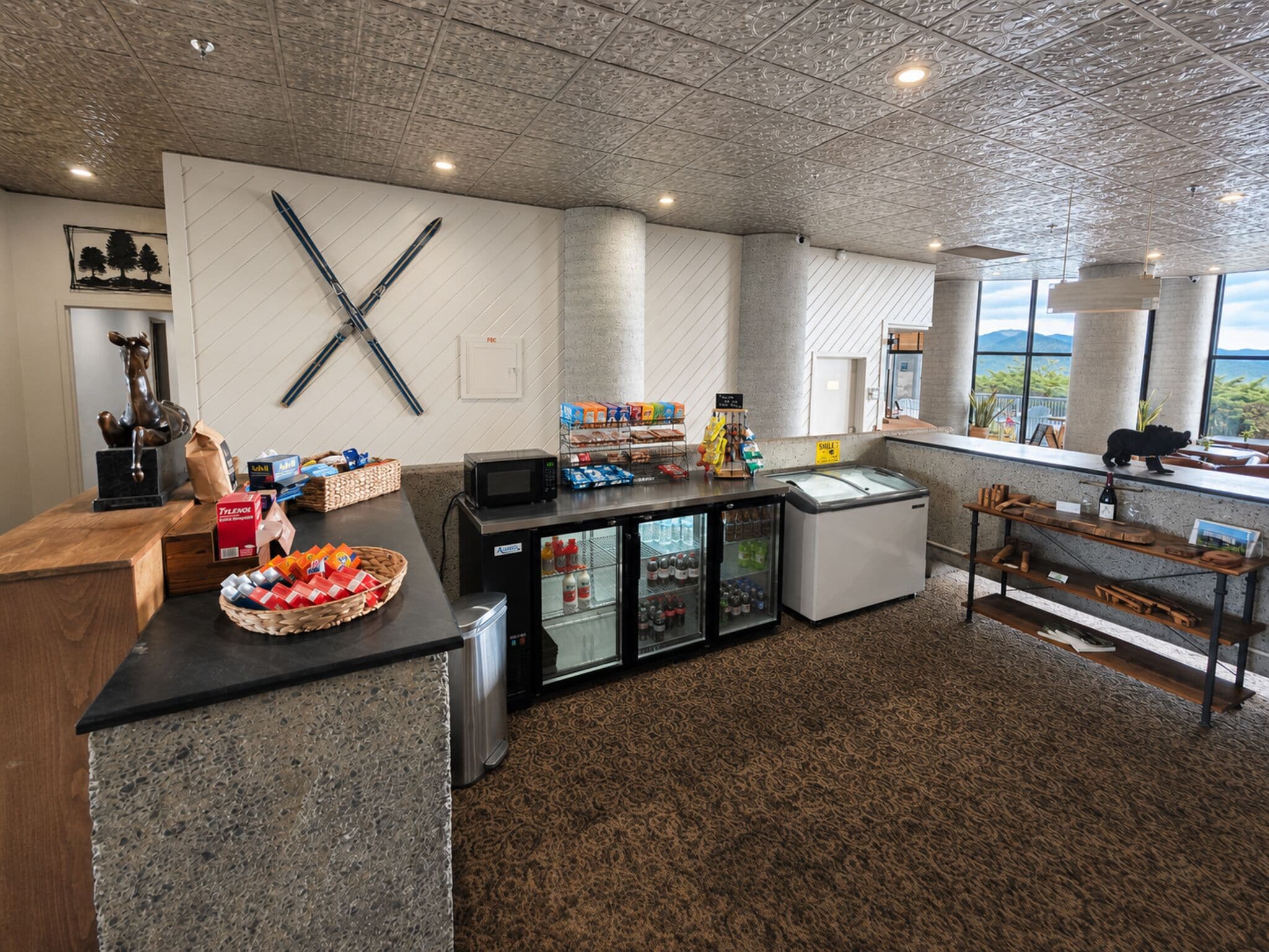 Un espace cuisine moderne doté d’un plan de travail en granit, d’un réfrigérateur et d’une machine à café.