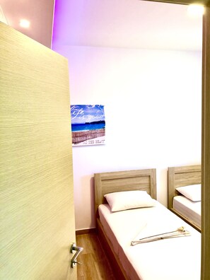 2 عدّة غرف نوم ومكواة/لوح كي وواي فاي وملاءات أسرّة