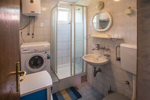 Shower, hair dryer, bidet, towels