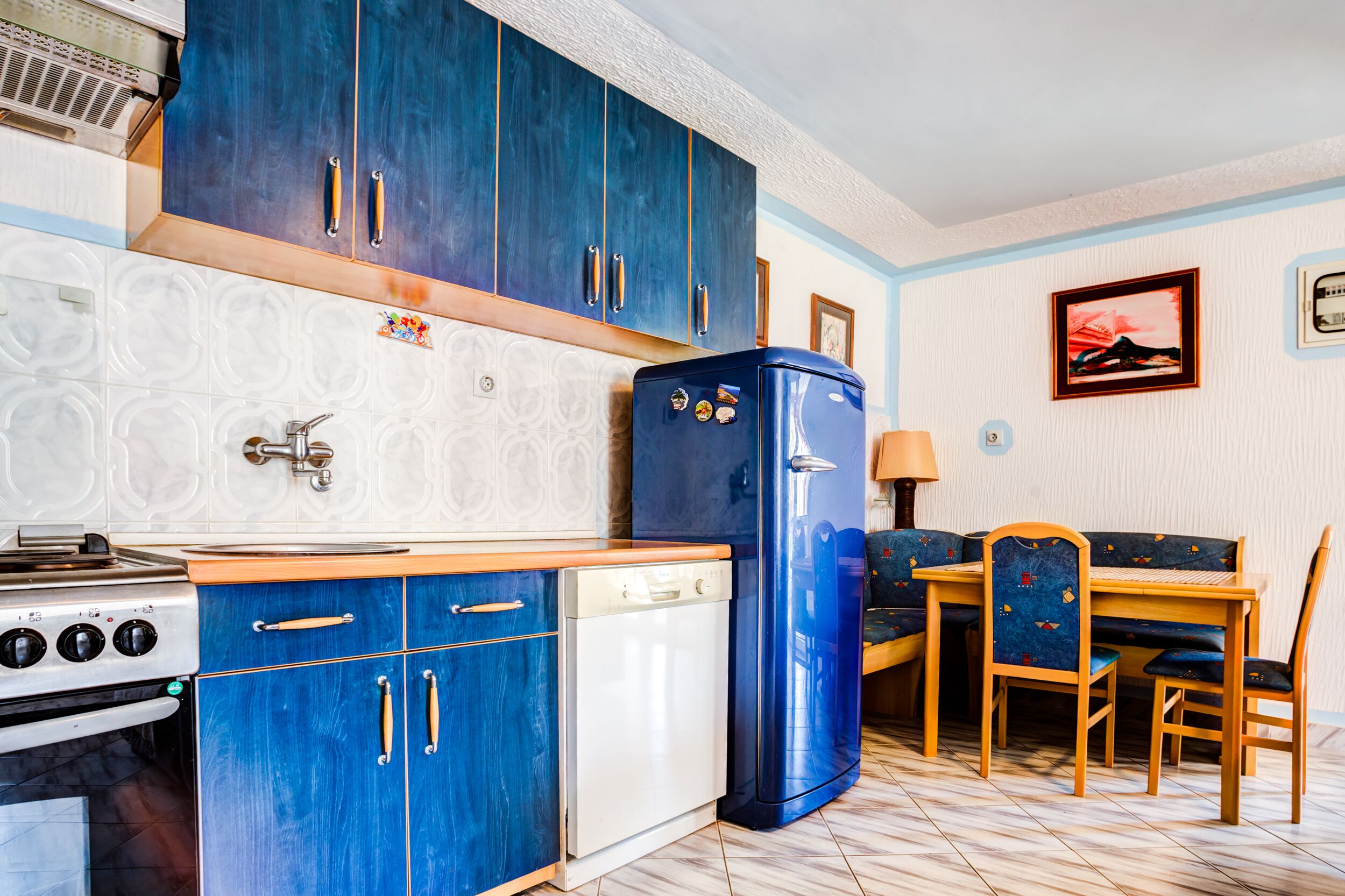 Kühlschrank, Ofen, Herdplatte, Kochgeschirr/Geschirr/Besteck