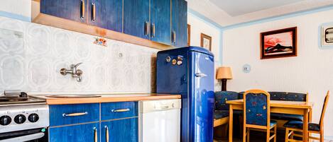 Fridge, oven, stovetop, cookware/dishes/utensils