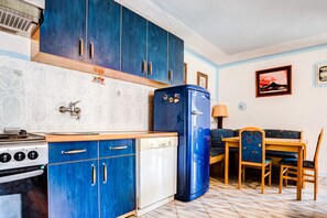 Fridge, oven, stovetop, cookware/dishes/utensils