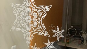 A bathroom with a glass door featuring decorative snowflake patterns and a wooden panel. - Apple Economy Hotel (Kaunas)