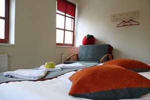 Habitació doble de luxe | Escriptori, planxa i posts de planxar, wifi gratuïta i roba de llit 