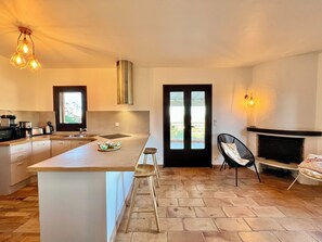 Een koelkast, een microgolfoven, een oven, een kookplaat