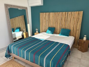 3 slaapkamers, een bureau, een strijkplank/strijkijzer, reisbedje