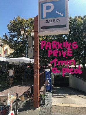 A parking sign with 'P' and 'SALEYA' indicating a parking area.
