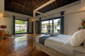 11 Schlafzimmer, Zimmersafe, Schreibtisch, Reisekinderbett