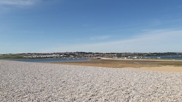 Nära stranden och solstolar