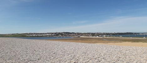 Nära stranden och solstolar