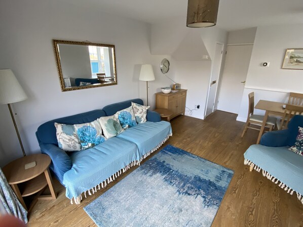 Smart TV, libros y bocina smart 