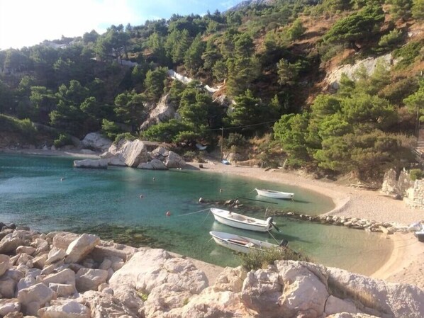 Beach nearby, sun-loungers, beach towels