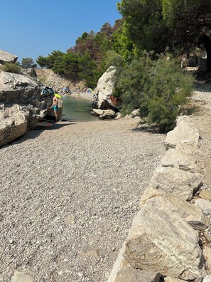 Plage à proximité, chaise longue, serviettes de plage