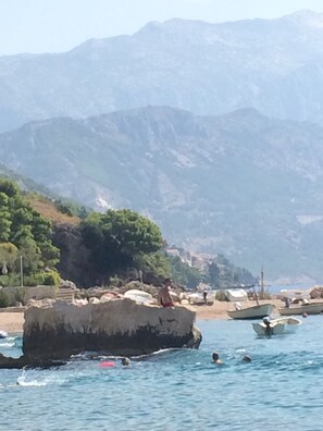 In Strandnähe, Liegestühle, Strandtücher