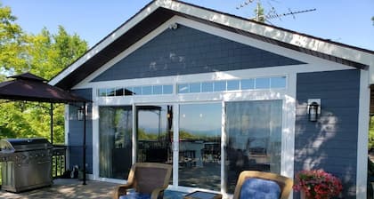 Lake Michigan Beachfront Cottage mit riesigem Deck und Low Bluff-Neu aktualisiert!