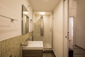 Dreibettzimmer, Terrasse | Badezimmer