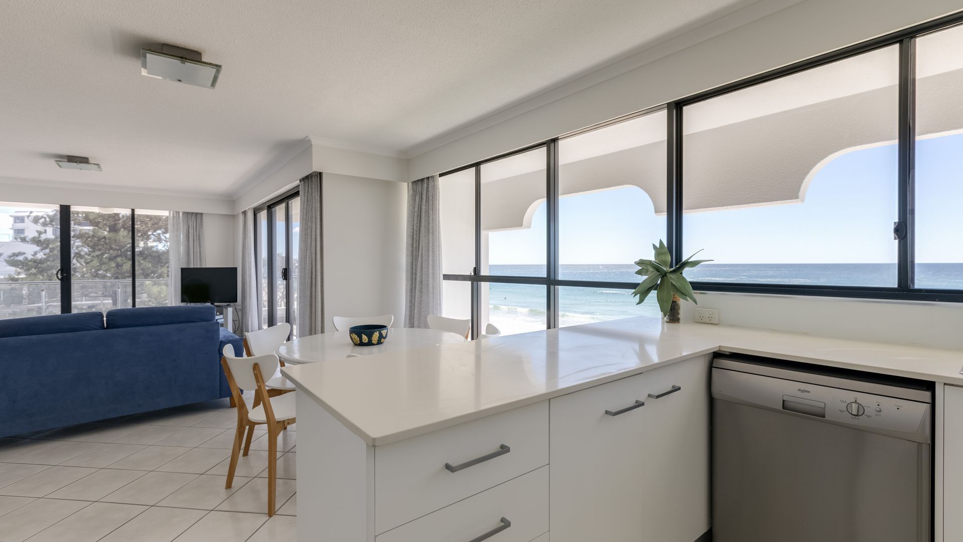 No 5 @Darenay 3 Bedroom Oceanfront Apartment — image 3